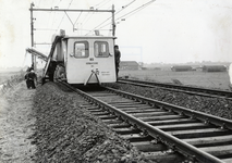 169664 Afbeelding van de hormachine van de N.S. tijdens onderhoudswerkzaamheden aan de spoorlijn te Heerhugowaard.